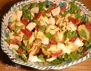Картофельный салат с моцареллой, салями и руколой