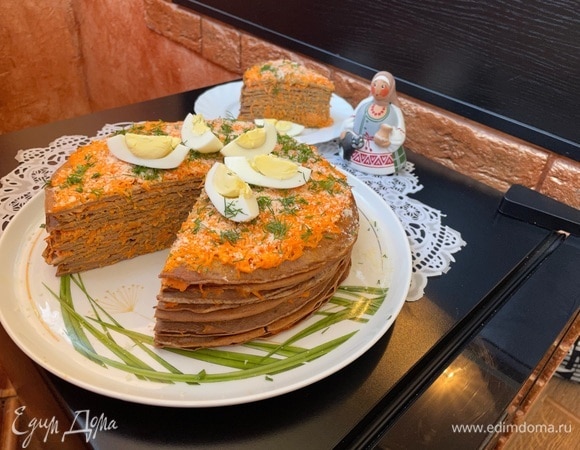 Печёночный торт с жареными морковью и луком