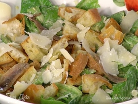 Летний салат с гренками, анчоусами и сыром