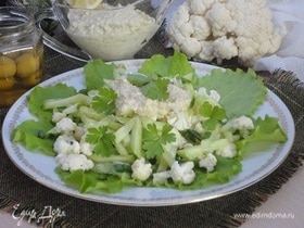 Зеленый салат с соусом из гречки