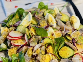 Салат с овощами и сельдью