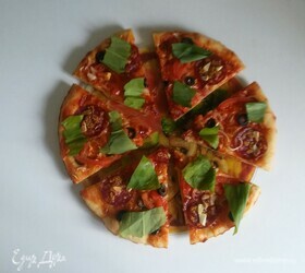 Пицца с колбасой, горчицей и овощами
