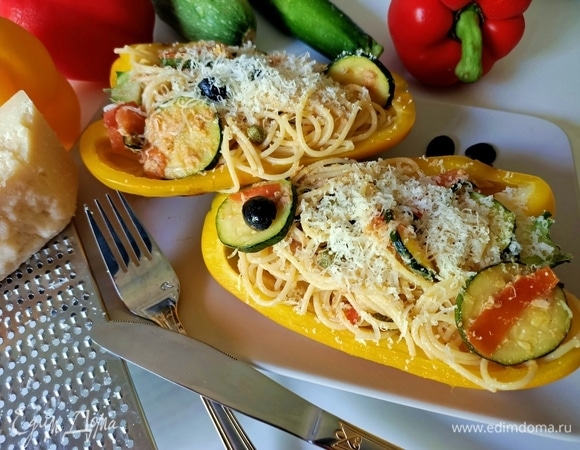 Спагетти с тунцом и овощами в болгарском перце
