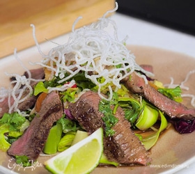 Салат со стейком, фунчозой и заправкой в тайском стиле