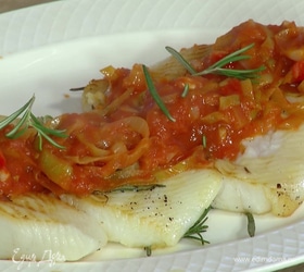Жареная белая рыба под овощным соусом