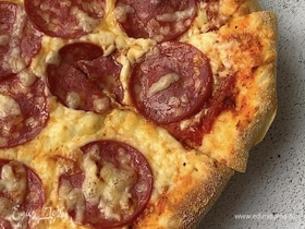 Пицца на тонком тесте с сырными бортиками