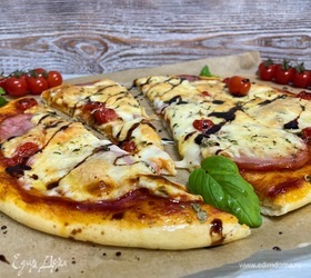 Пицца с ветчиной и базиликом