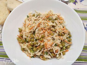 Капустный салат с горошком и кунжутной заправкой