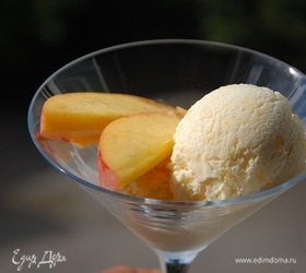Сливочное мороженое с персиками