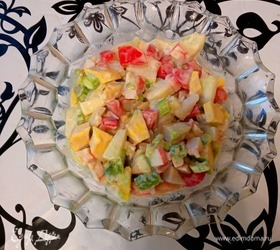 Салат с крабовыми палочками, авокадо и дыней