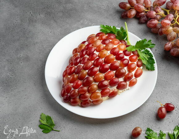 Салат «Виноградная гроздь» с копченой курицей