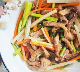 Теплый салат со свининой и овощами