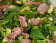 Зеленый салат из весенних овощей с индейкой