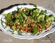 Салат из брокколи с орехами, панчеттой и перцем чили