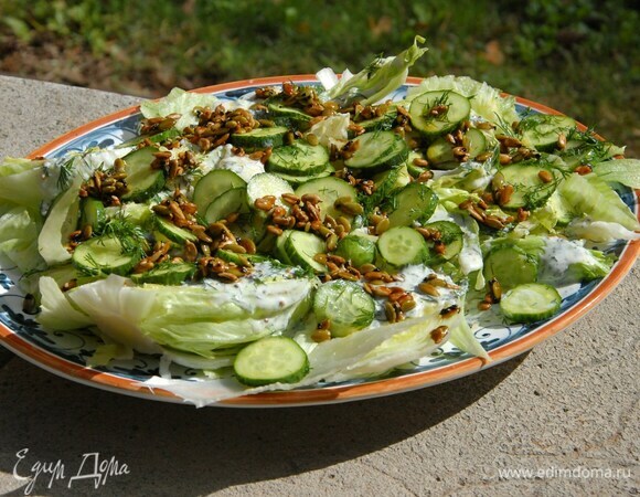 Зеленый салат с огурцами и горошком