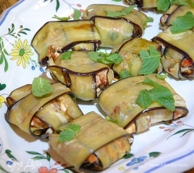 Конвертики из баклажанов с фетой, сладким перцем и оливками