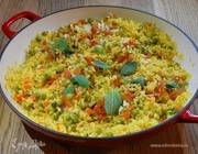 Рис с зеленым горошком, морковью, курагой и орехами