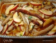 Колбаски, запеченные в сидре с яблоками, сельдереем и пастернаком