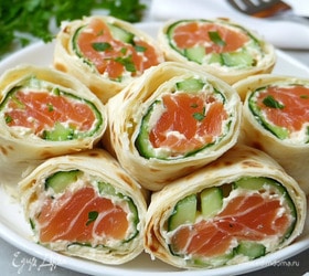 Рулет с красной рыбой и огурцами