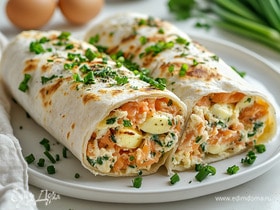 Теплая закуска из рыбы и лука в лаваше