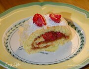 Малиновый рулет на миндальной муке