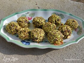 Шоколадные трюфели с финиками, авокадо и фисташками