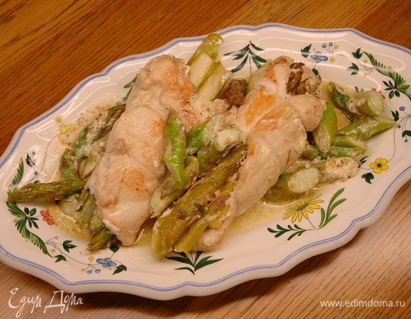 Куриное филе, фаршированное спаржей, под горчичным соусом