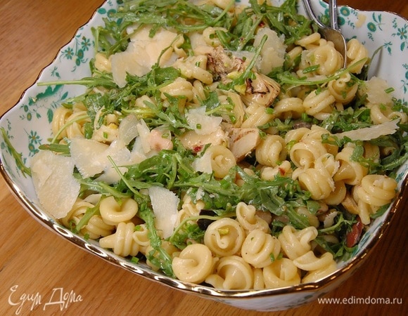 Салат из макарон с артишоками, фисташками и руколой