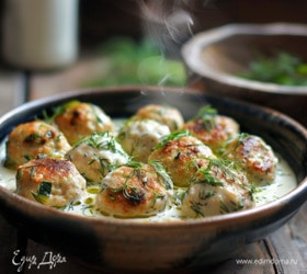 Куриные фрикадельки с кабачком и укропом в йогуртовом соусе