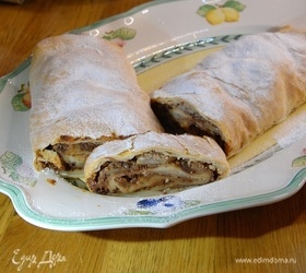 Грушевый штрудель с миндалем и горьким шоколадом