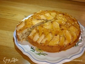 Яблочный пирог с орехами и сладкой глазурью