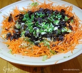 Азиатский салат с огурцами, морковью и имбирной заправкой