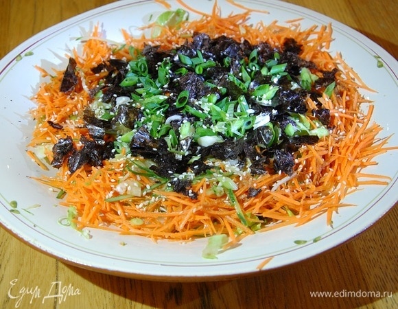 Азиатский салат с огурцами, морковью и имбирной заправкой