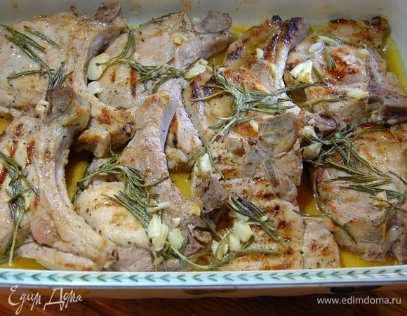 Свиные котлетки на косточке с розмариновым маслом