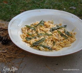 Паста с фундуком, карамелизированным луком и шалфеем