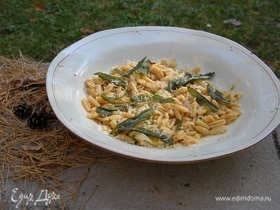 Паста с фундуком, карамелизированным луком и шалфеем