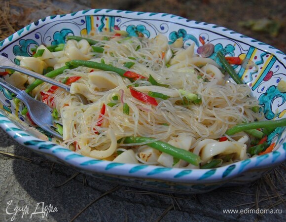 Азиатский салат из фунчозы с кальмарами и стручковой фасолью