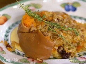 Тыква, фаршированная бурым рисом, клюквой и орехами пекан