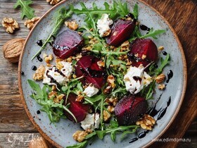Салат с печёной свёклой, козьим сыром и грецким орехом