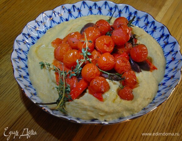 Хумус из фенхеля с запеченными помидорами и перцем чили