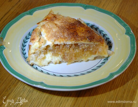 Закрытый пирог с яблоками, миндалем и заварным кремом Закрытый пирог с яблоками, миндалем и заварным кремом