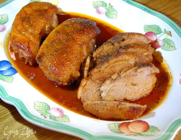 Утиные грудки, запеченные под острым томатным соусом с рисовым вином и медом Утиные грудки, запеченные под острым томатным соусом с рисовым вином и медом