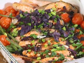 Красная рыба, запеченная с помидорами, фасолью и чесноком, под соусом тапенад Красная рыба, запеченная с помидорами, фасолью и чесноком, под соусом тапенад