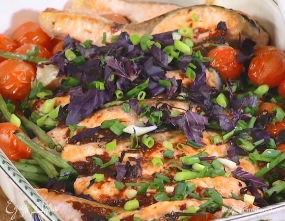 Красная рыба, запеченная с помидорами, фасолью и чесноком, под соусом тапенад Красная рыба, запеченная с помидорами, фасолью и чесноком, под соусом тапенад