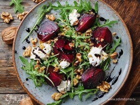 Салат с печёной свёклой, козьим сыром и грецким орехом Салат с печёной свёклой, козьим сыром и грецким орехом