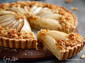 Грушевый пирог с миндальной крошкой