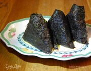 Онигири с семгой, авокадо и щучьей икрой