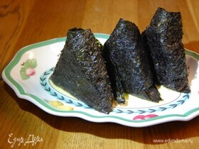 Онигири с семгой, авокадо и щучьей икрой