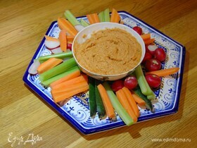 Закуска из свежих овощей с дипом из цветной капусты, сладкого перца и розмарина