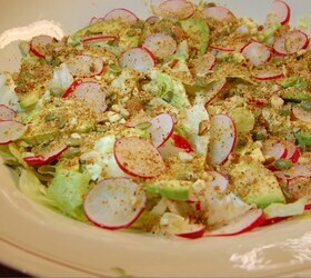 Салат айсберг с редисом, авокадо и кремом из баклажанов